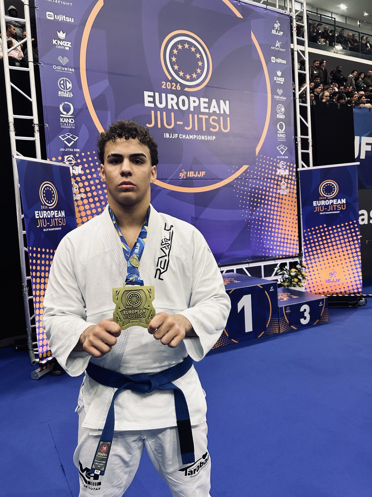 Antonio de kimono e faixa azul com a medalha do European Jiu-Jitsu 2026